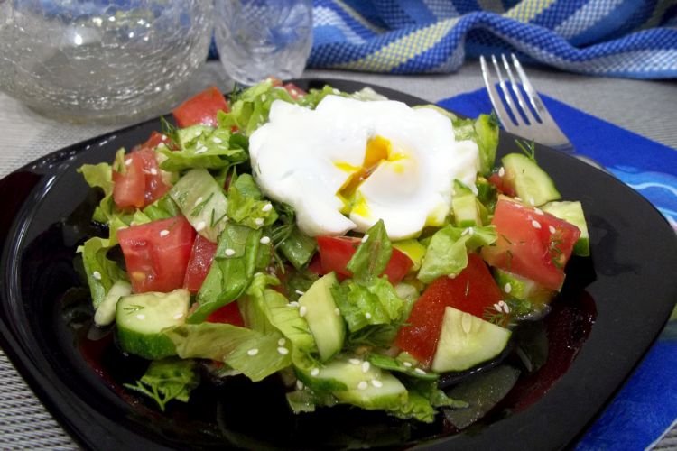 Huevos poché con verduras