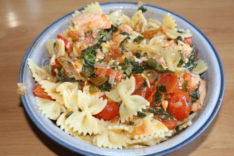 Pasta mit Lachs und Spinat