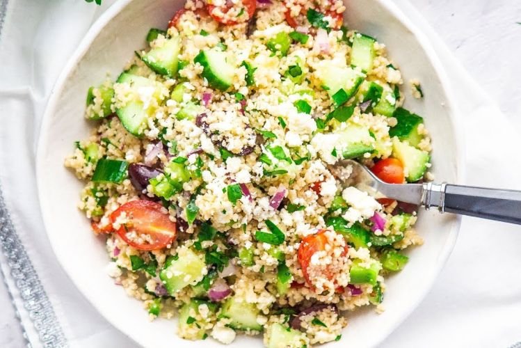 Salat mit Couscous und Nüssen