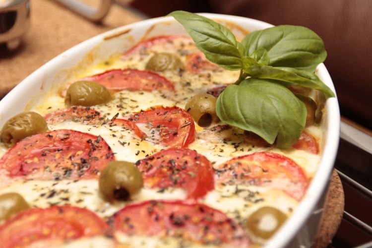 Auflauf mit Tomaten und Oliven