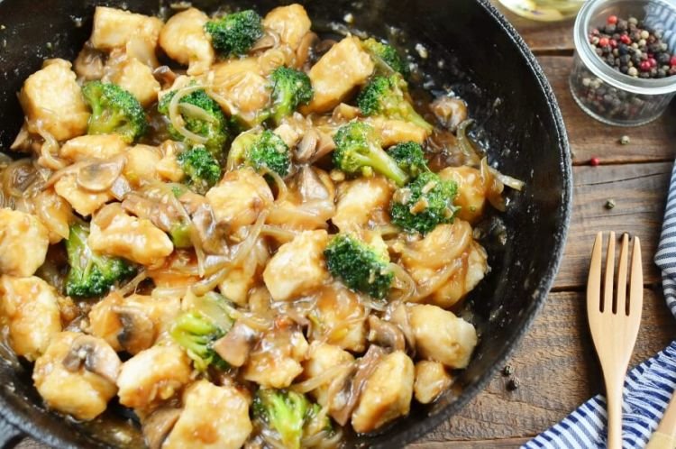 Huhn mit Brokkoli und Pilzen