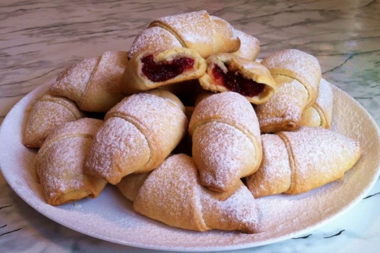 Hörnchen mit Marmelade
