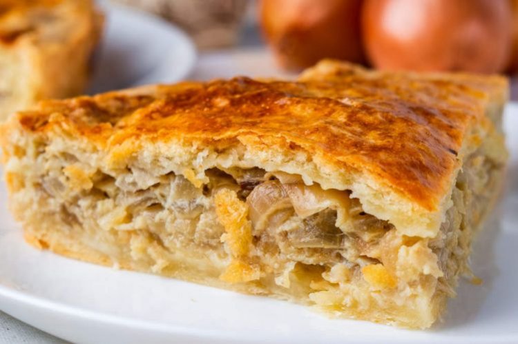 Zwiebelkuchen mit Sauerrahm