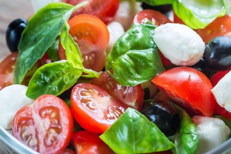 Salat mit Mozzarella-Kugeln