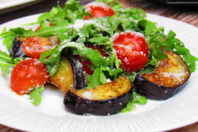 Italienischer Salat mit Auberginen und Parmesan