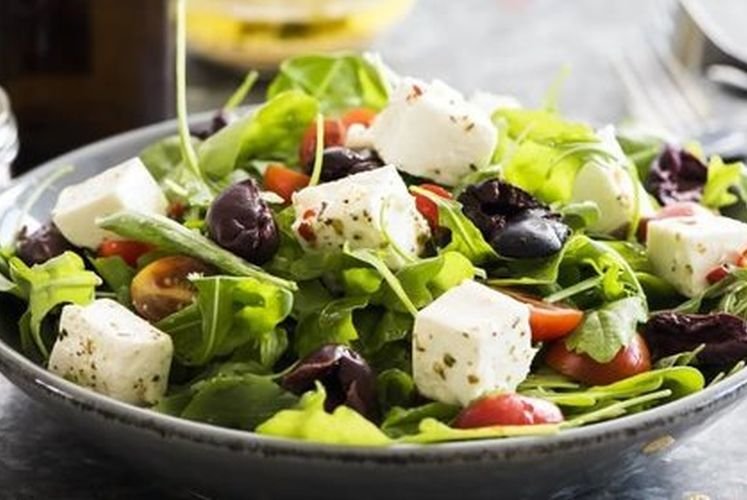 Salat mit Oliven und Kräutern