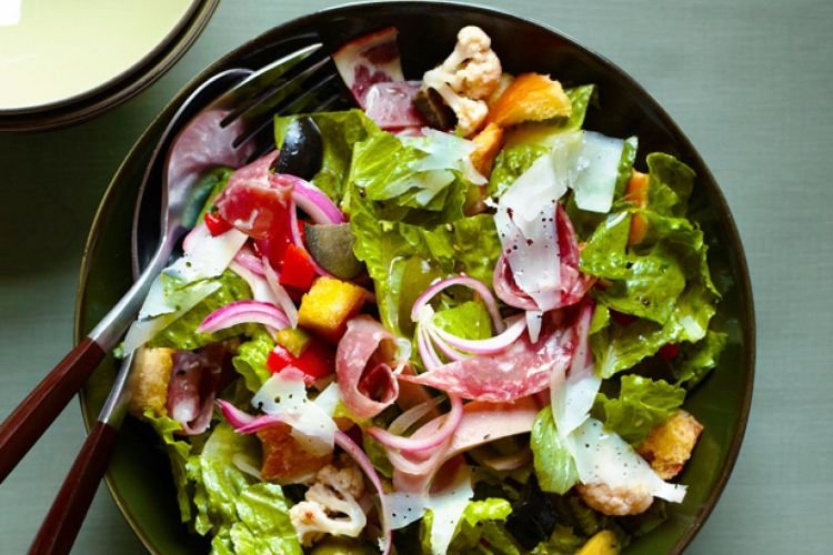 Italienischer Salat mit Salami und Käse