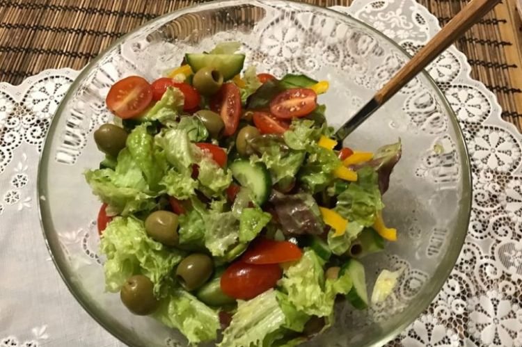 Salat mit Oliven und Kapern