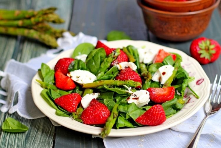 Italienischer Salat mit Spargel und Erdbeeren