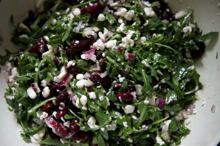 Salat mit Rucola und roten Bohnen
