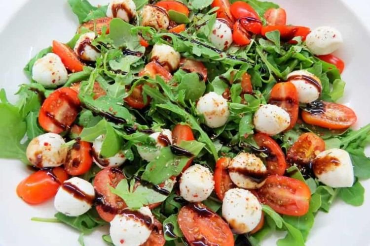 Italienischer Salat mit Rucola und Mozzarella