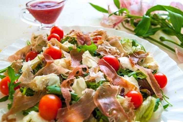 Salat mit Prosciutto und Wachteleiern