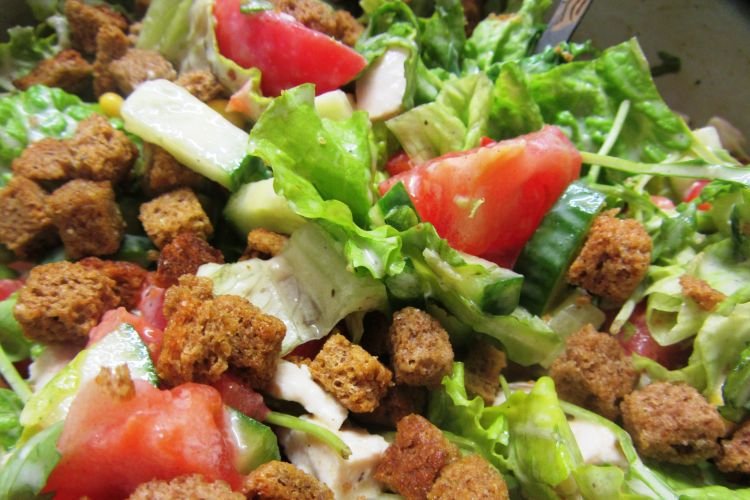 Italienischer Salat mit Croutons