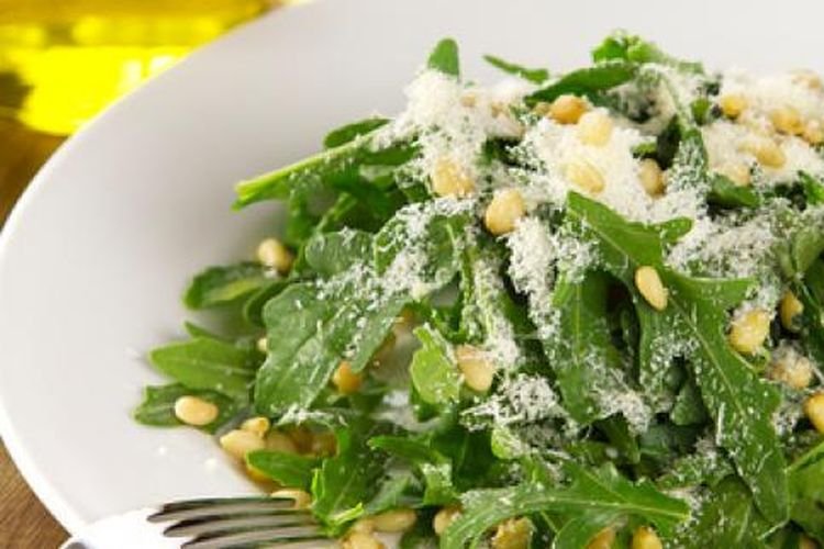 Salat mit Rucola und Parmesan