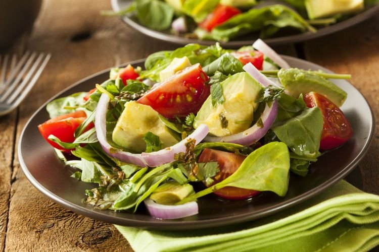 Salat mit Avocado und Basilikum