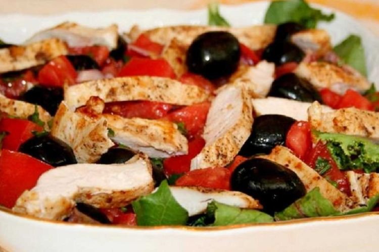 Italienischer Salat mit gebratenem Hähnchen