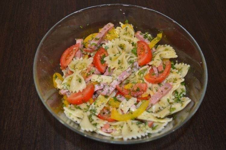 Salat mit Nudeln und Schinken