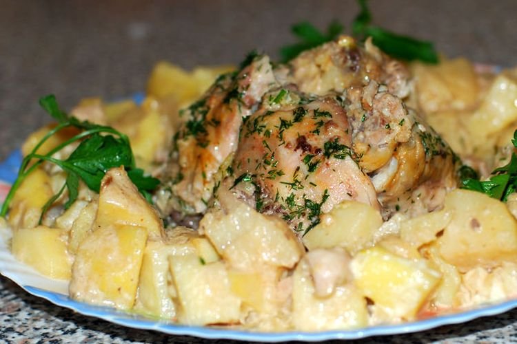 Kartoffeln mit Huhn in Sauerrahm