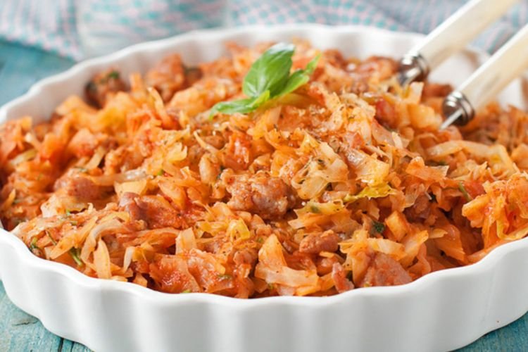 Geschmorter Kohl mit Fleisch