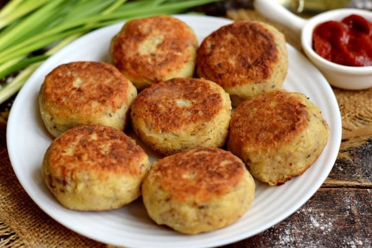 Albóndigas de patata y conservas de pescado