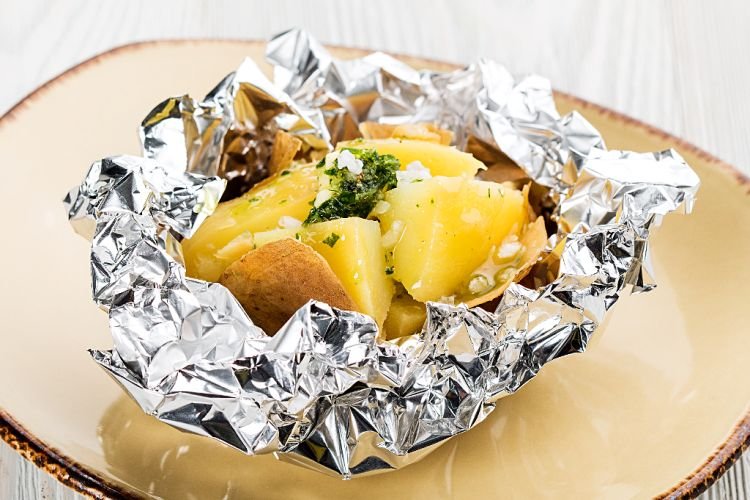 Patatas al ajo en papel de aluminio