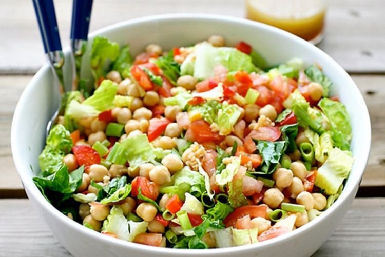 Ensalada de verduras con garbanzos