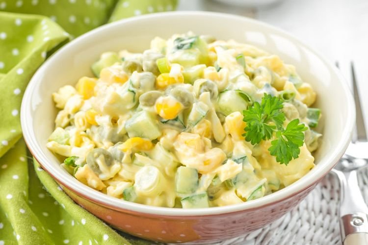 Ensalada de manzanas, huevo y maíz