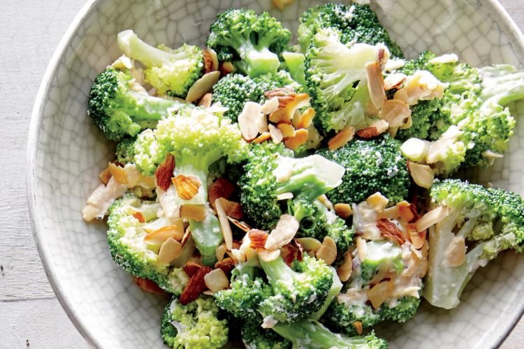 Ensalada verde con brócoli y nueces