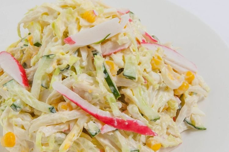 Ensalada de primavera con palitos de cangrejo