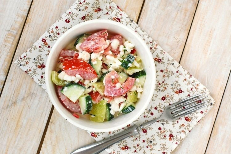 Ensalada de verduras frescas y requesón