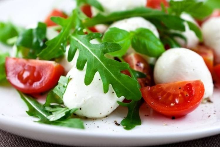 Ensalada de tomates jóvenes y mozzarella