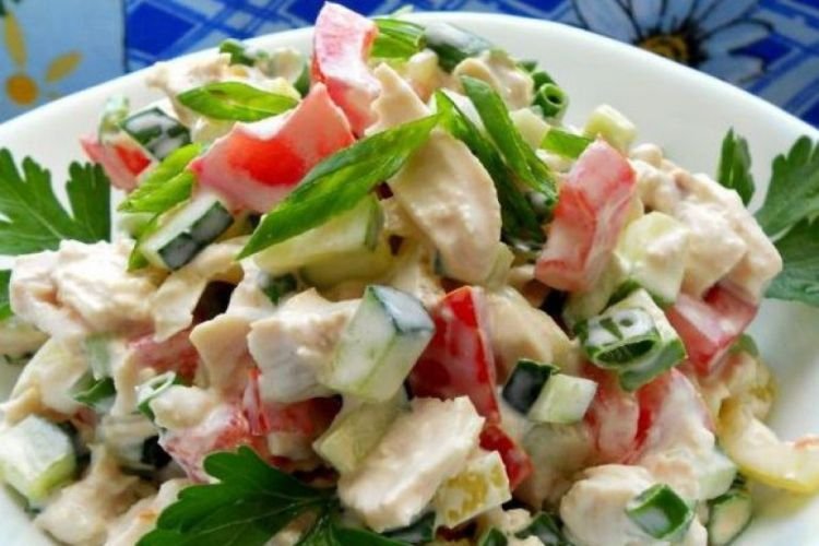 Ensalada de pollo cocido y verduras
