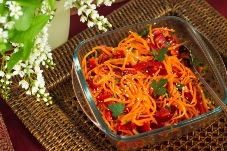 Ensalada de zanahorias tiernas y pimiento
