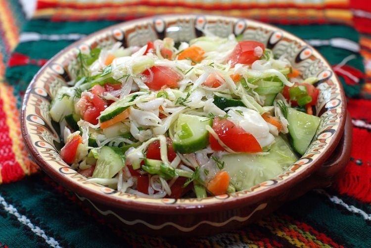 Ensalada de col con hierbas