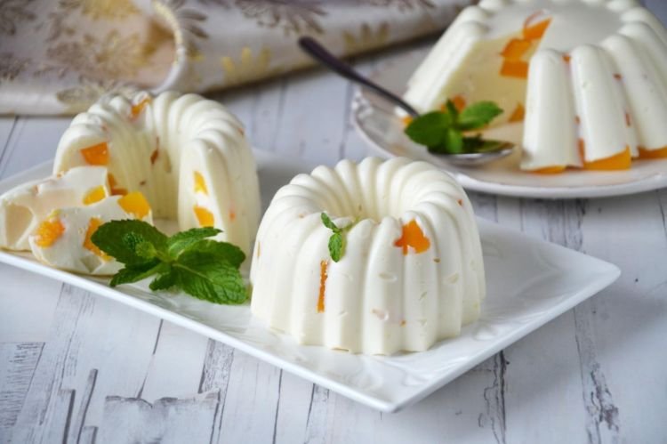 Quark-Blancmange mit Früchten