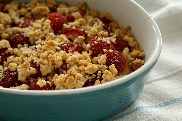 Crumble mit Erdbeeren und Rhabarber