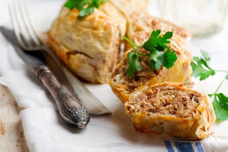 Rollo de pan de pita con carne picada