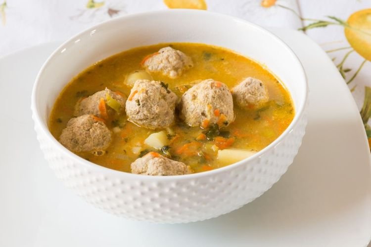 Sopa con albóndigas