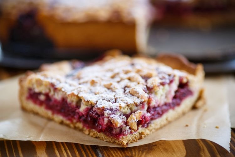 Geriebener Kuchen mit Kirschen