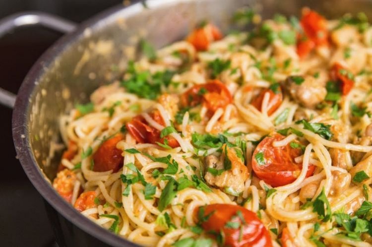Pasta mit Hähnchen und Tomaten