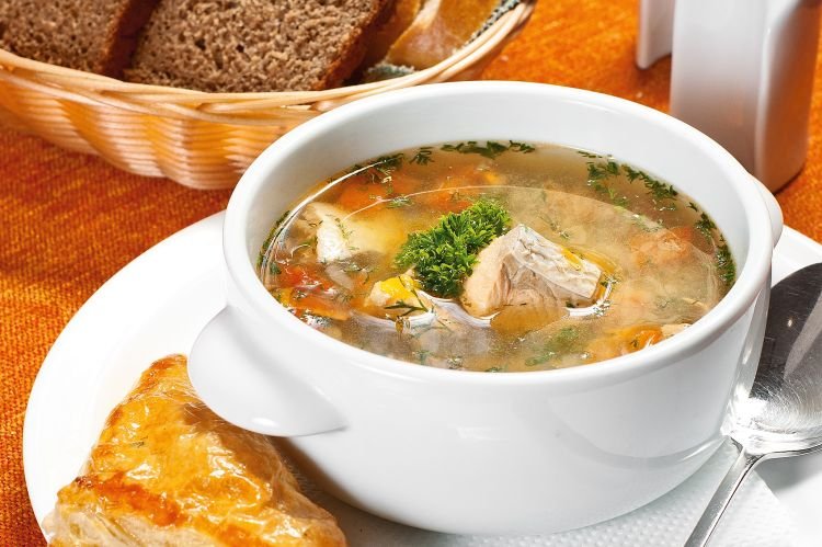 Suppe mit Fischkonserven