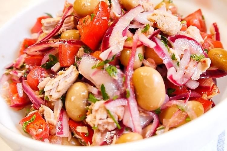 Salat mit Dosenbohnen und Thunfisch