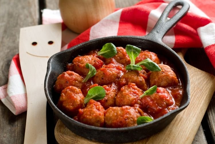 Hähnchenfrikadellen in Tomatensauce