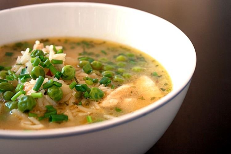Suppe mit Reis und grünen Erbsen