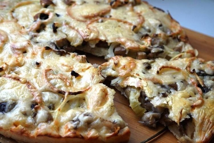 Skillet Pizza with Mushrooms