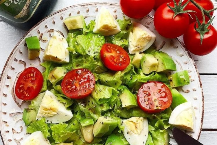 Salat mit Avocado und Kirschtomaten