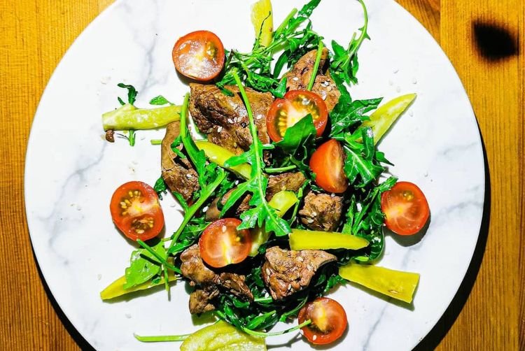 Gesunder Salat mit Hühnerleber und Rucola