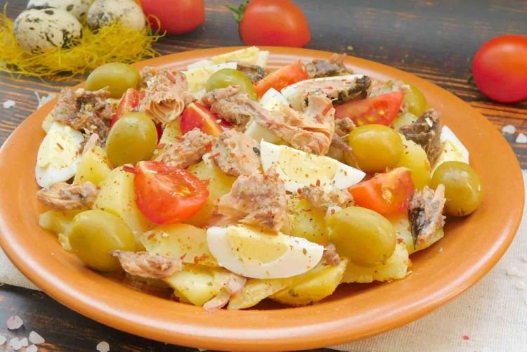 Salat mit Thunfisch und Kartoffeln