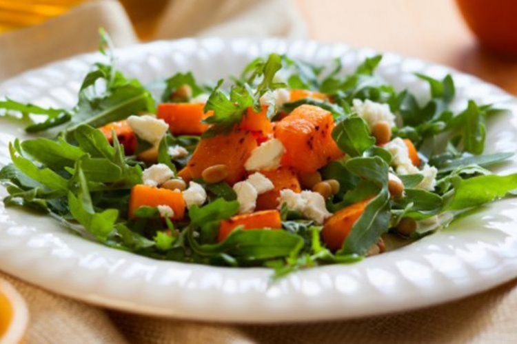 Salat mit gebackenem Kürbis und Feta