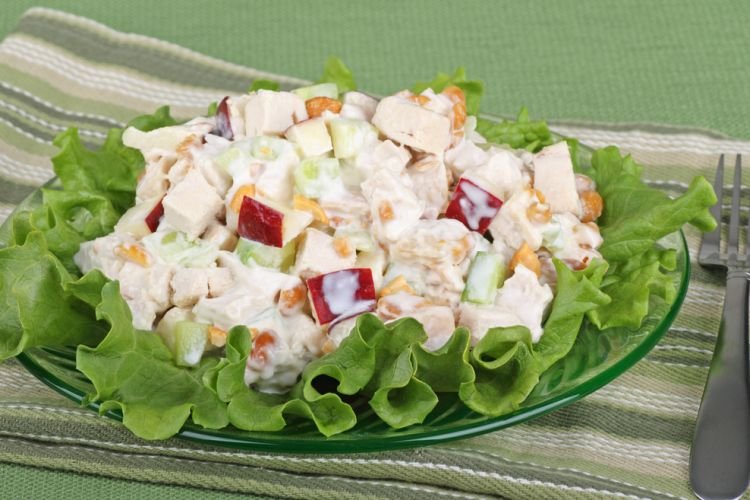 Gesunder Salat mit Huhn und Früchten